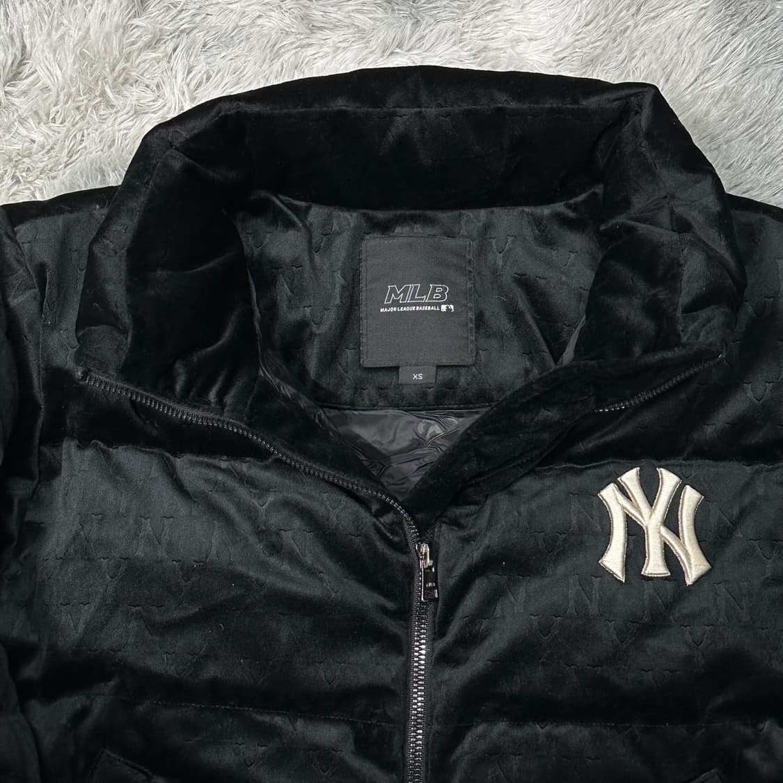 MLB 양키스 모노그램 벨벳 숏패딩 xs 상품이미지2