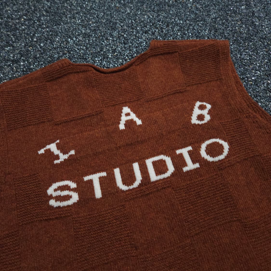 아이앱스튜디오 X 던전 밥 빅로고 크롭 니트 베스트 (M) 상품이미지3