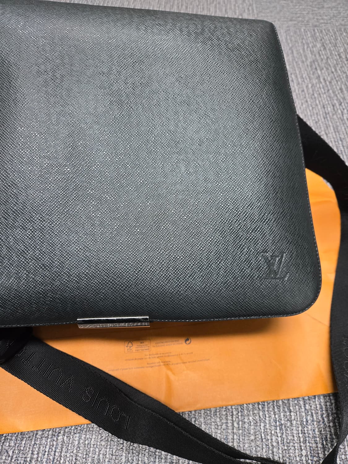 [특가][정품] 루이비통 타이거 디스트릭트 메신저백 상품이미지2