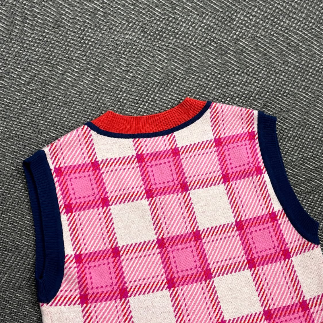 럭키슈에뜨 체크 패턴 니트 베스트 V0513 상품이미지4