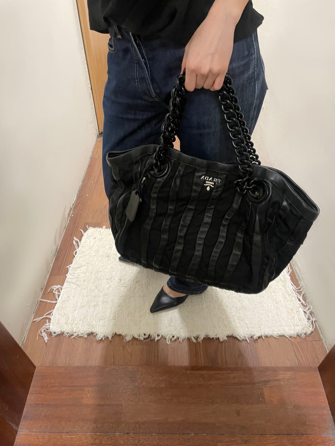 프라다 플리츠 주름 디테일 나일론 레더 믹스 체인 숄더 토트백 블랙 상품이미지1