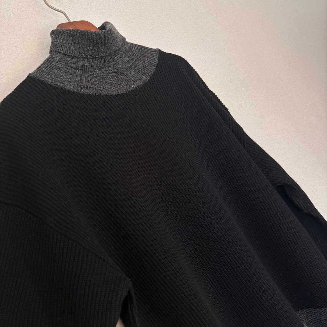 마시모 터틀넥 니트 투톤 블랙 여성 루즈핏 빅사이즈  상품이미지5