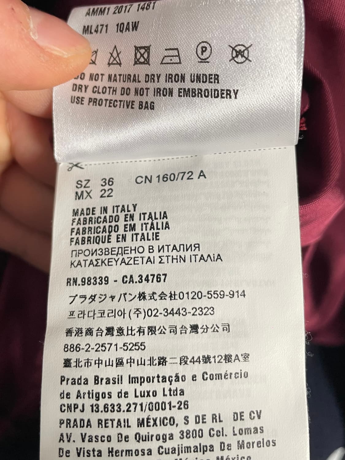 미우미우 플라밍고 유광 바시티자켓 (on.60) 상품이미지8