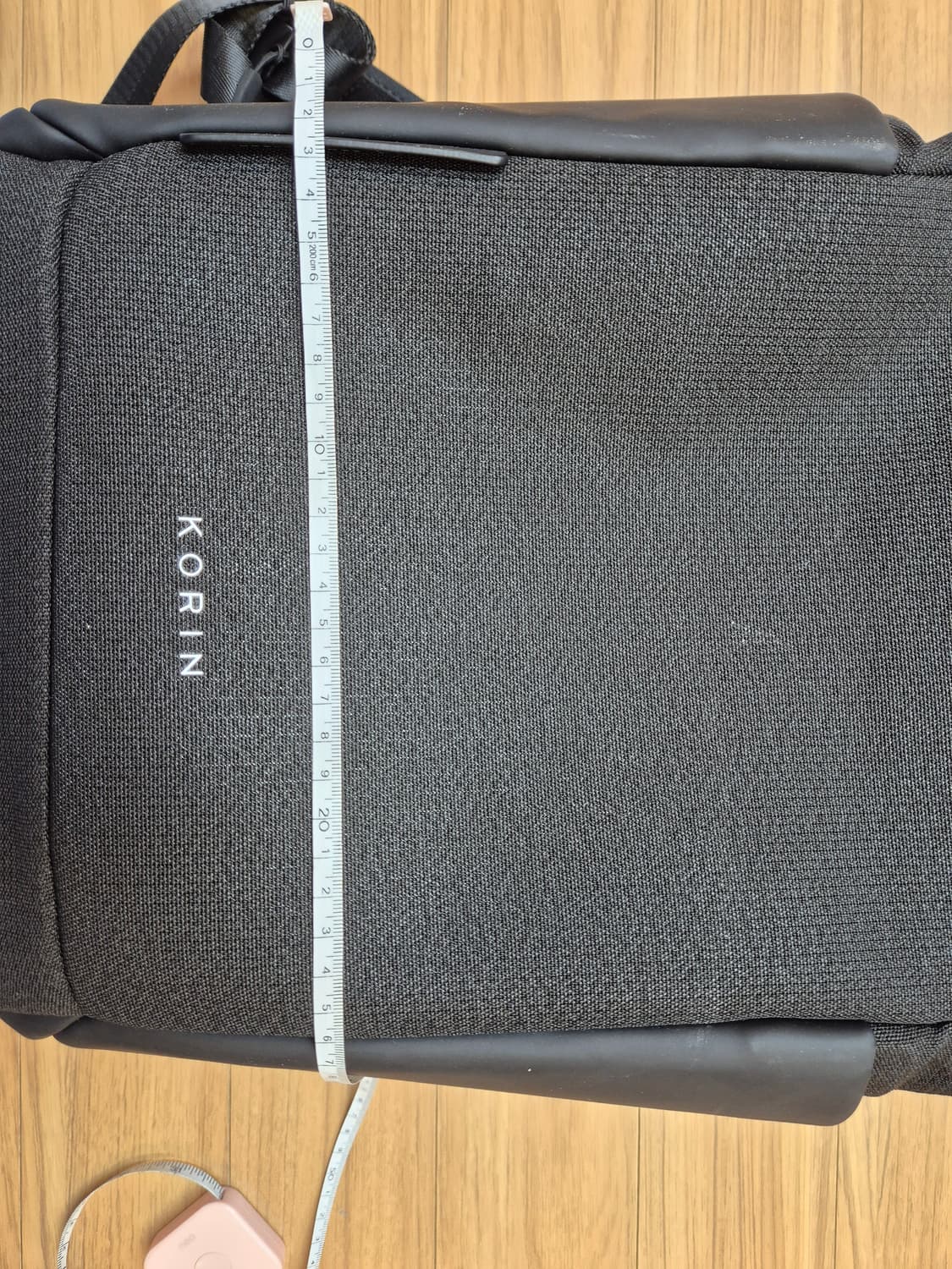 코린 블랙 백팩입니다. 무난한 디자인이라 어느 옷에나 잘 어울립니다. 가 상품이미지6