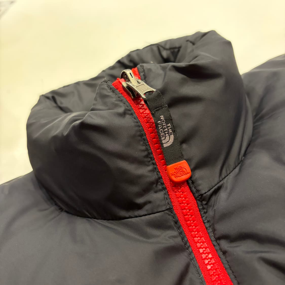 [90] 노스페이스 700 다운 눕시 패딩 레드/블랙 B596 상품이미지4