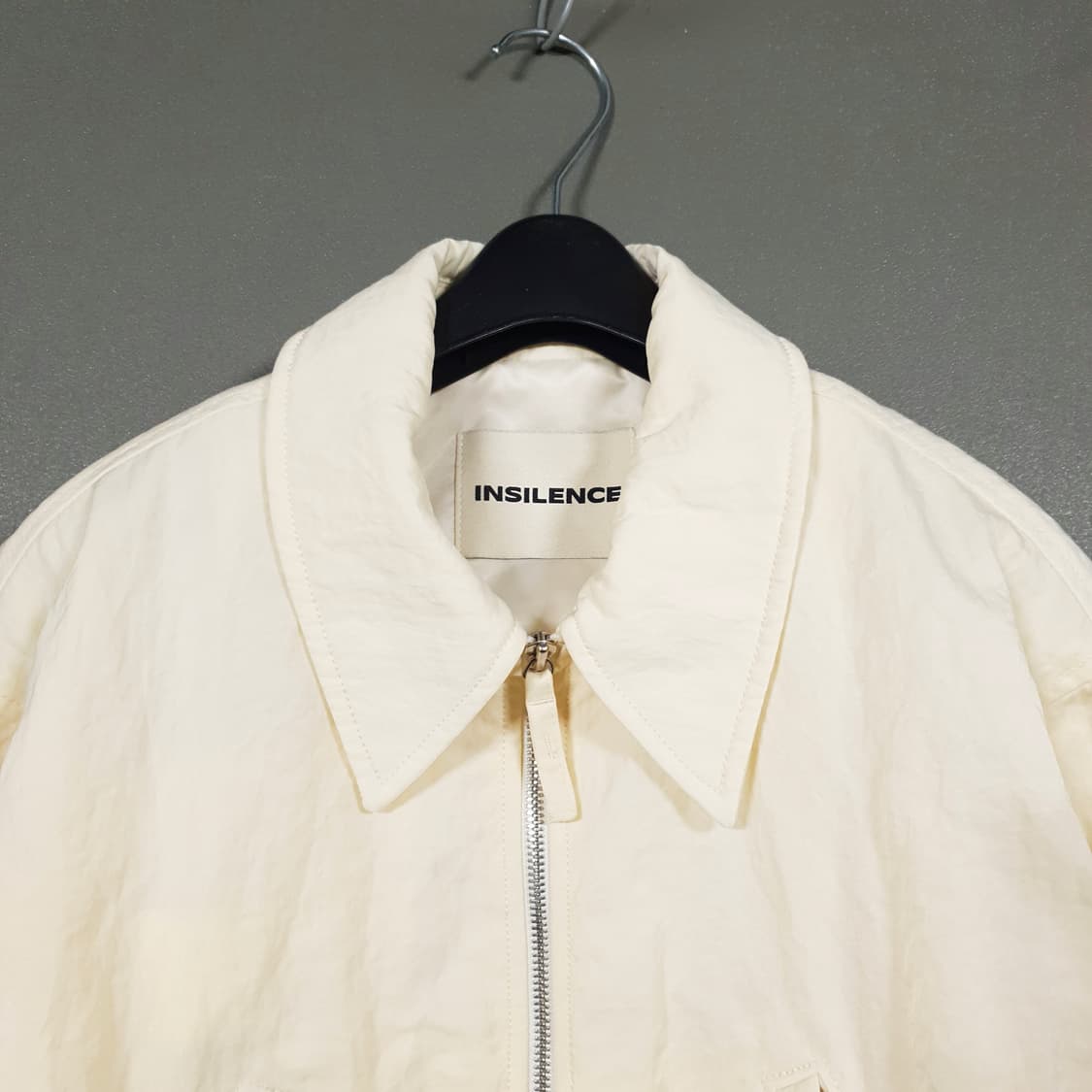 여성 S) 인사일런스 셔링 크롭 봄버 나일론 컴포템프 자켓 크림 상품이미지3