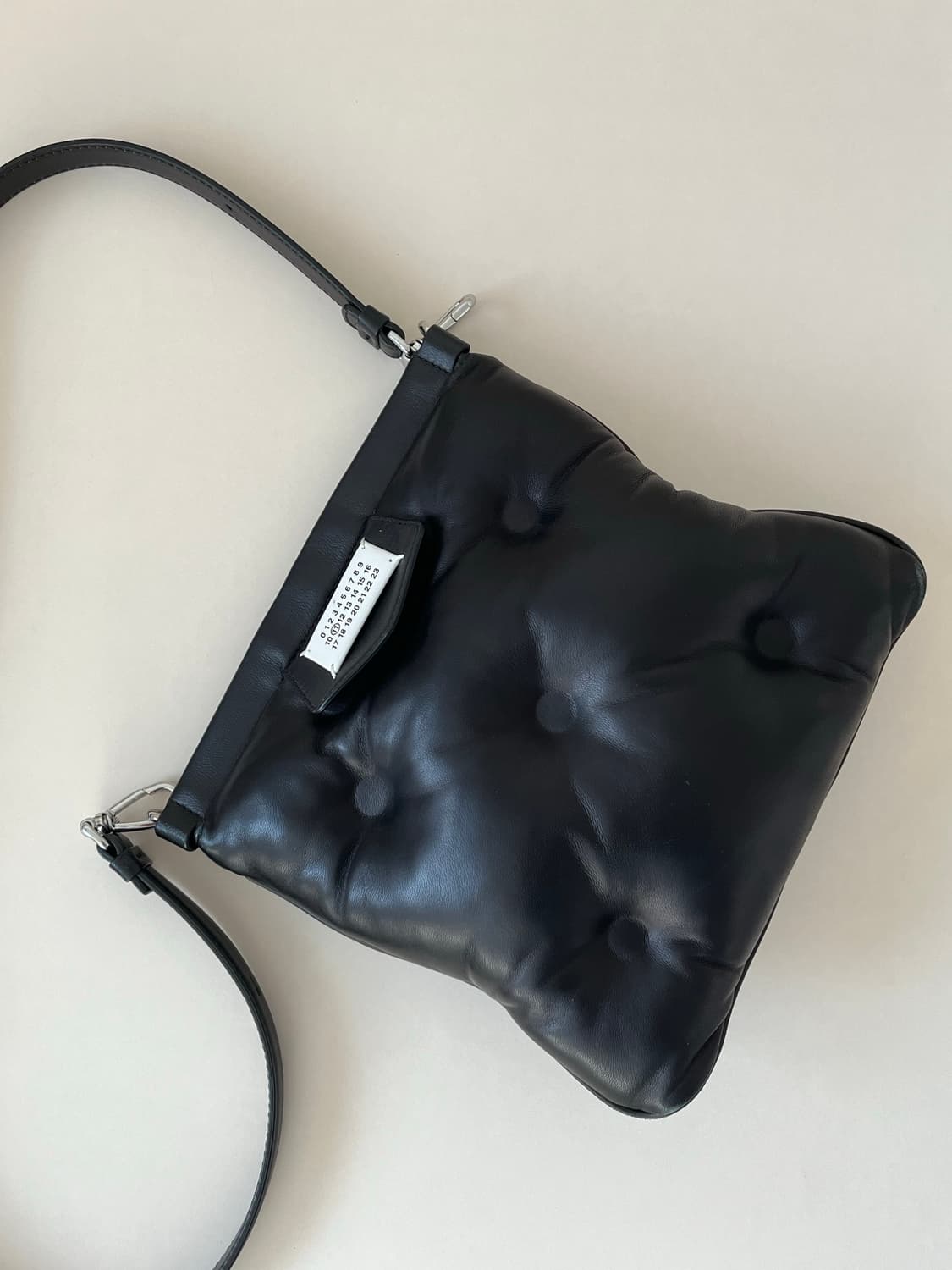 메종마르지엘라  글램 슬램 플랫 로고 크로스백 블랙 상품이미지1