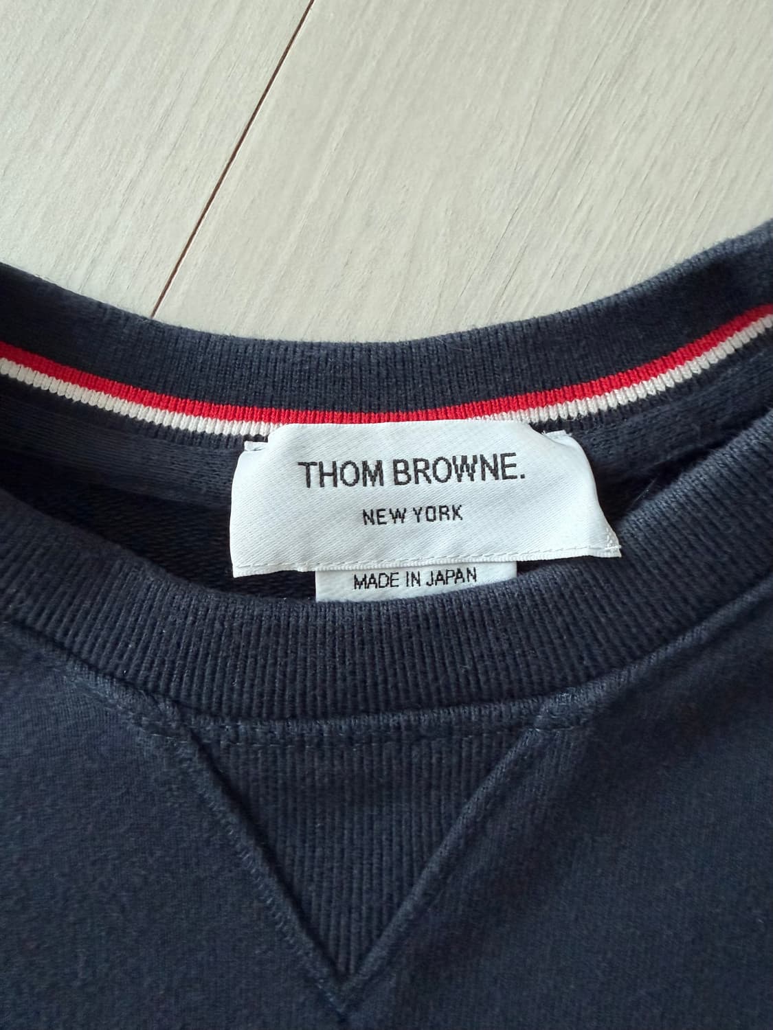 [S급/24SS]톰브라운 사선완장 네이비 맨투맨 2사이즈 상품이미지4