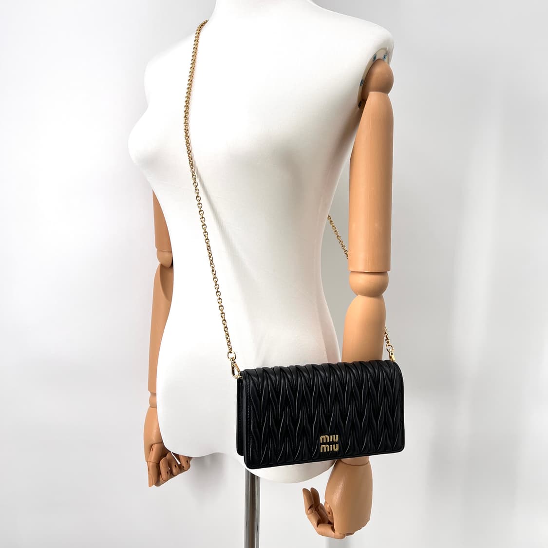 미우미우 마테라쎄 체인 크로스백 블랙 (5ZH178) 상품이미지2