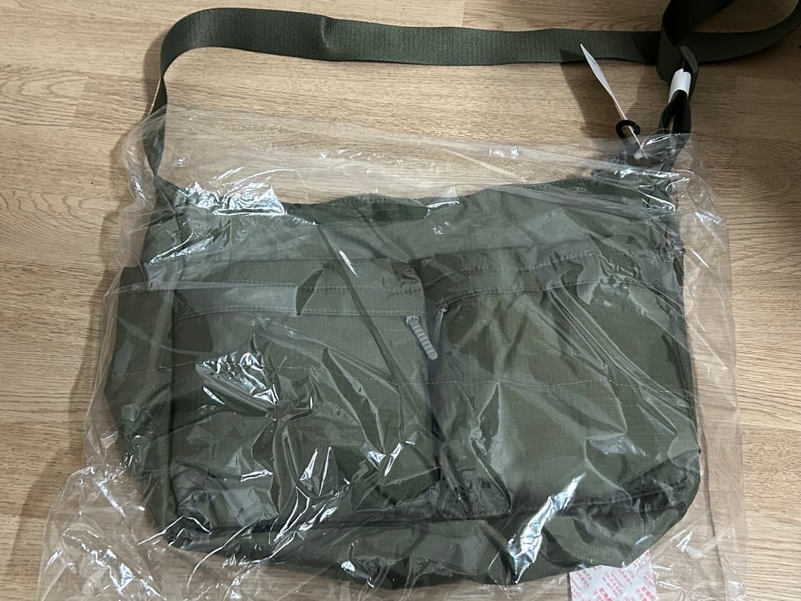 유니클로 멀티포켓 숄더백 올리브 상품이미지2