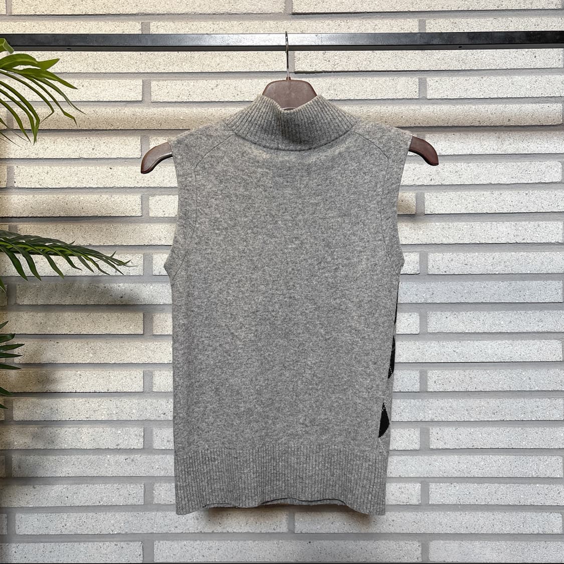 Michel Klein 미쉘클랑 아가일 반폴라 니트베스트 플랩버튼 디테일 상품이미지3