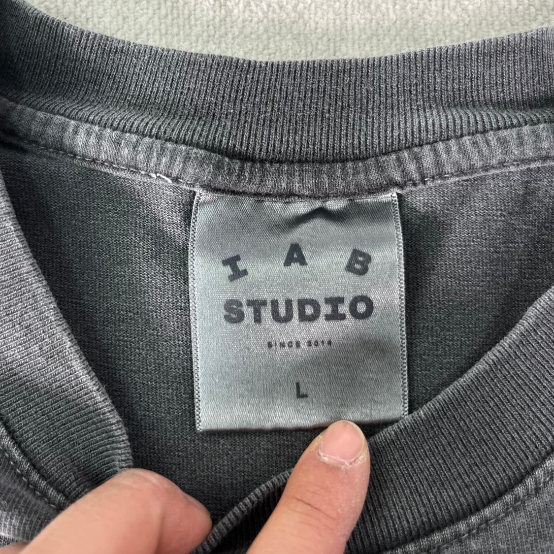 105 아이앱 스튜디오 피그먼트 블랙 반팔 티셔츠 상품이미지4