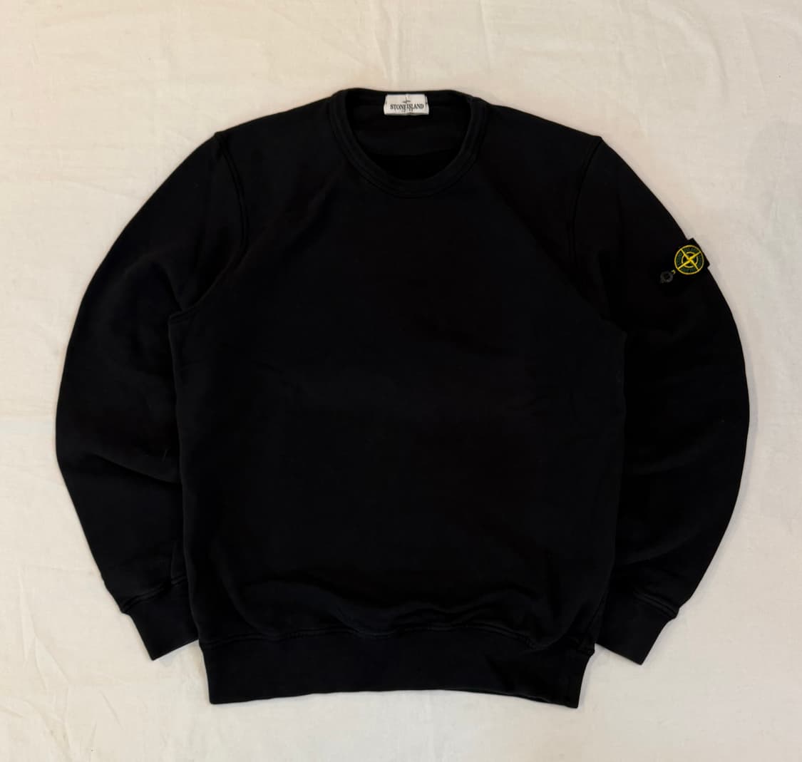 20FW 스톤아일랜드 와펜 크루넥 맨투맨블랙 상품이미지1