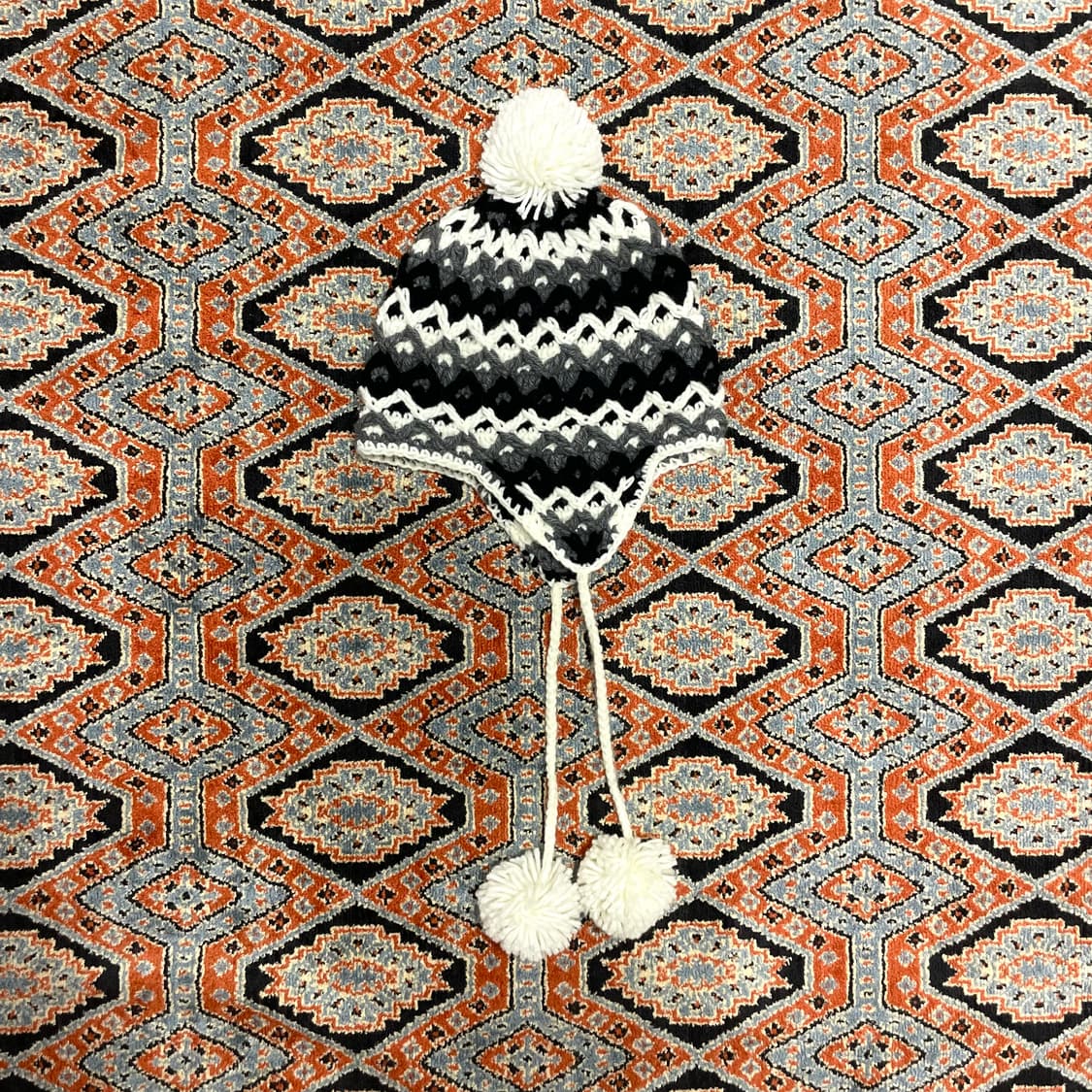 빈티지 블랙 솔방울 비니 상품이미지1