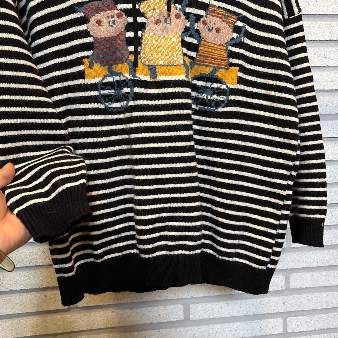 JPN VINTAGE 후드 니트 스트라이프 패턴 앞면 캐릭터 디테일 블랙 상품이미지5
