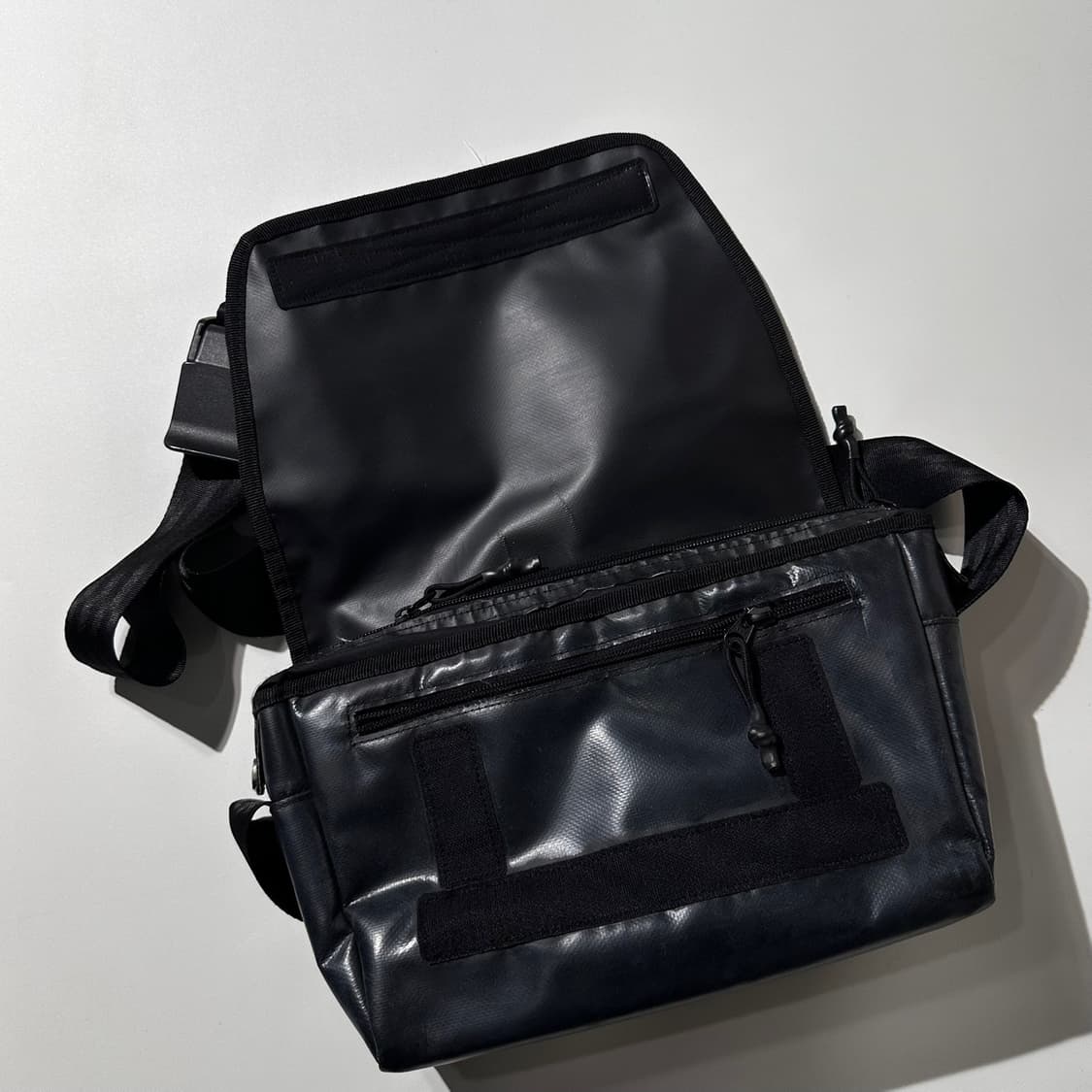 아더에러 트레이스 애드모어 크로스백 블랙 상품이미지6