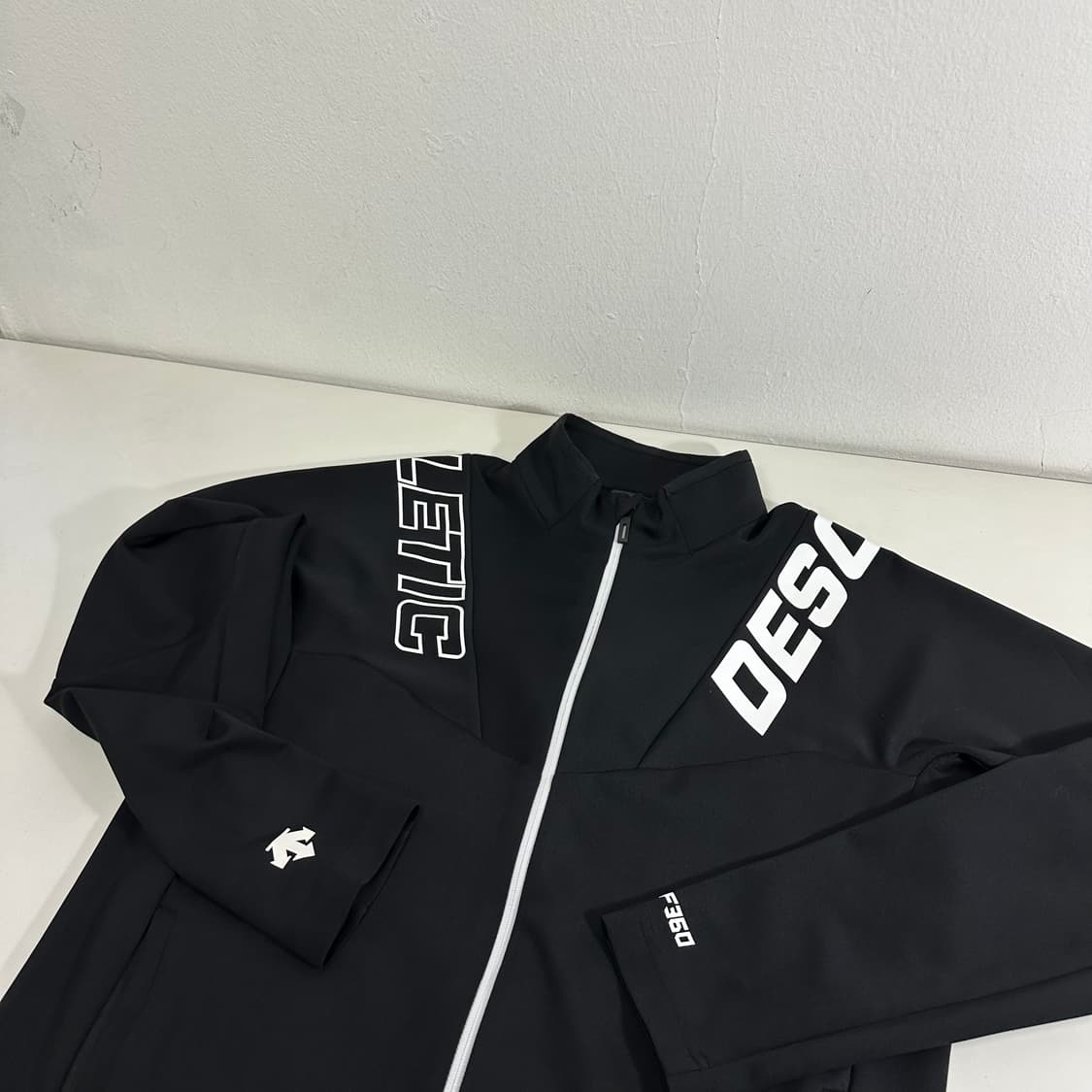 M-L 데상트 블랙 폴리 트레이닝집업 트랙탑 상품이미지1