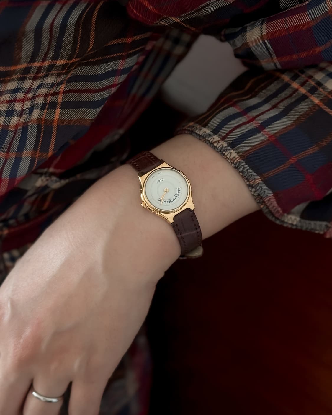 입생로랑 클래식 골드 라운드 레더 시계 상품이미지4