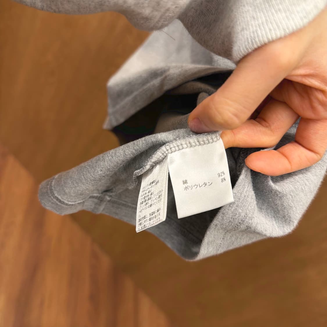 엠포리오 아르마니 라운드넥 반팔 티셔츠 로고 패치 디테일 레귤러핏 그레이 상품이미지9