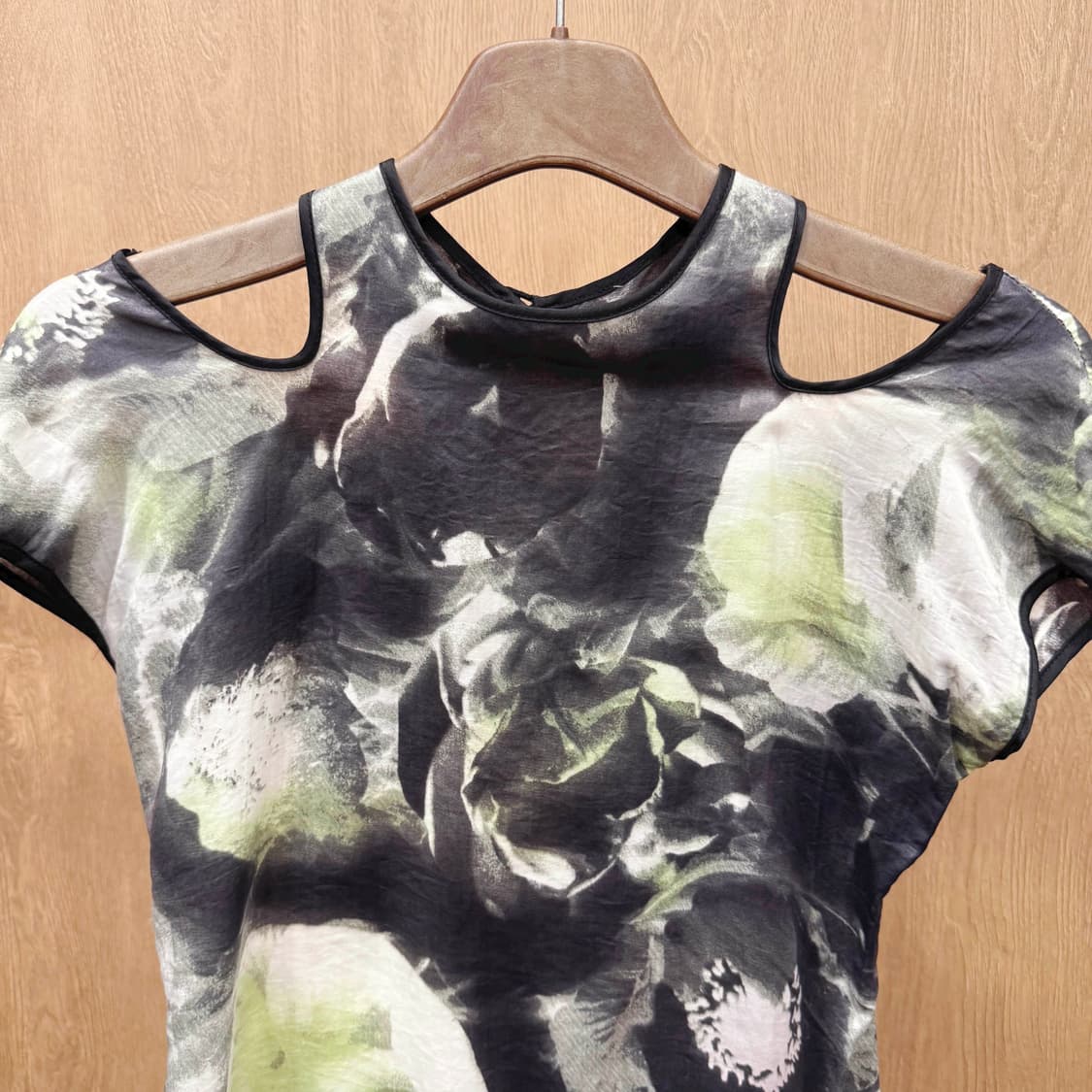 비비안탐 플라워 프린팅 반팔 티셔츠 컷아웃 시스루 디테일 슬림핏 상품이미지4