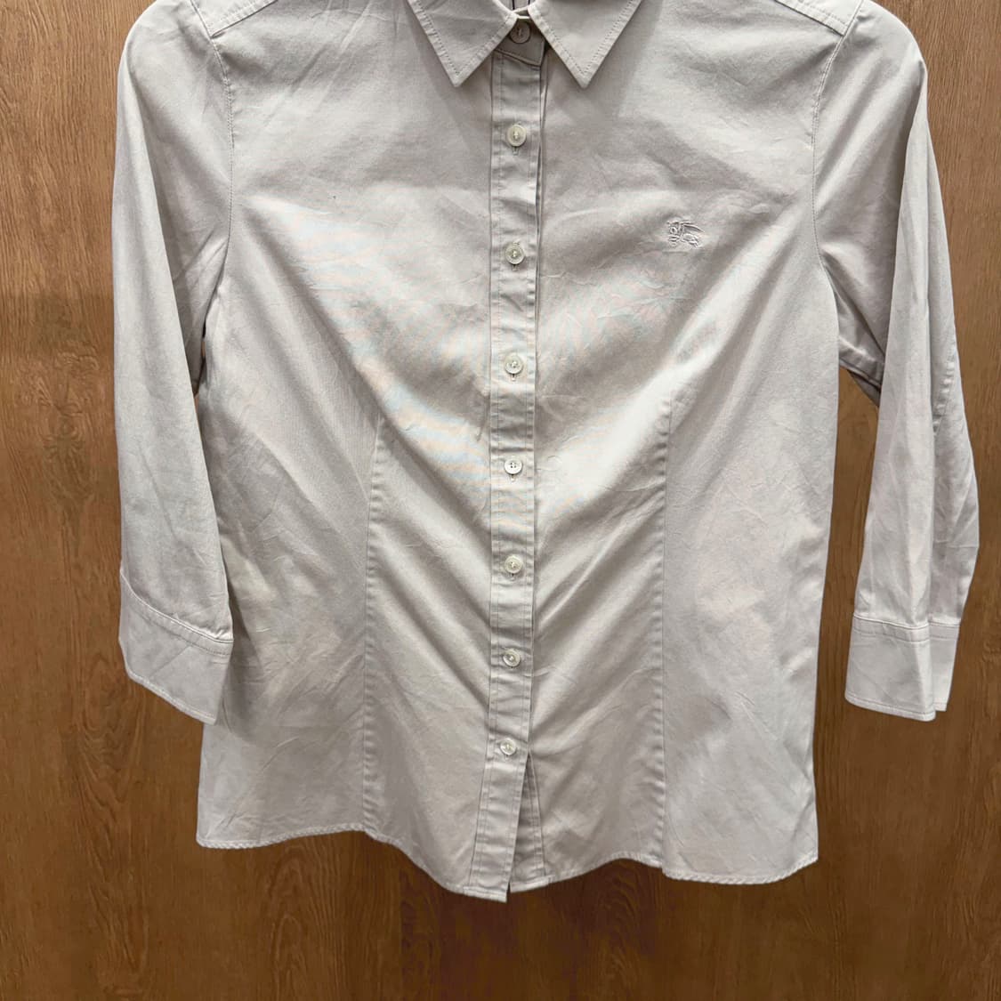 버버리 런던 코튼 7부 셔츠 로고 자수 디테일 레귤러핏 베이지 상품이미지5