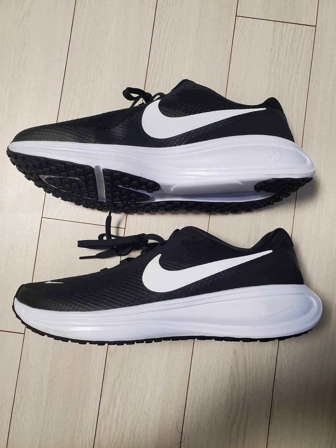 새상품급)나이키 러닝화 레볼루션 8 운동화 사이즈270

여러 중고사이트 상품이미지6