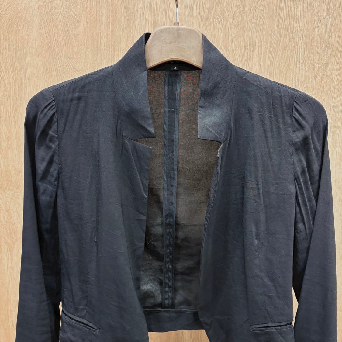 띠어리 긴팔 오픈 자켓 크런치 텍스처 포켓 어깨 셔링 디테일 슬림핏 블랙 상품이미지4