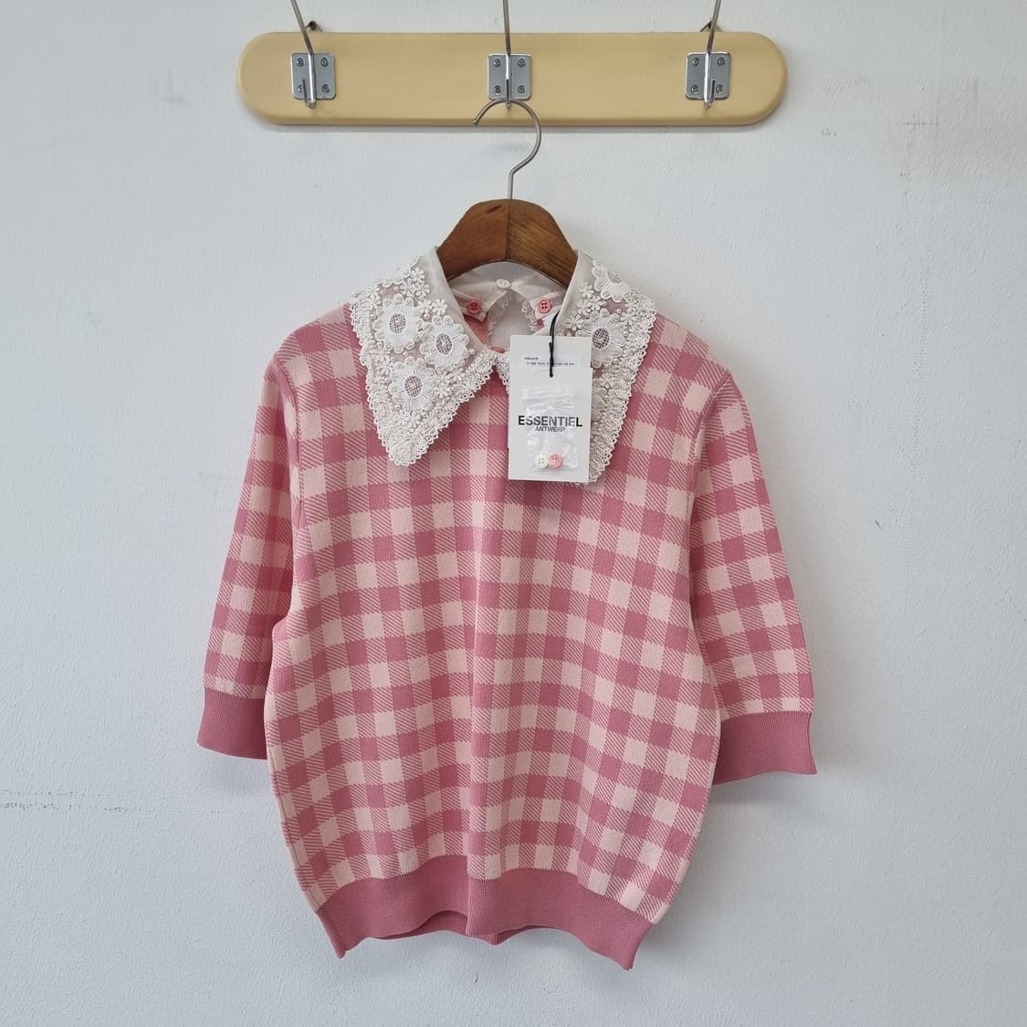 에센셜앤트워프 핑크체크 카라 니트 새상품 상품이미지1