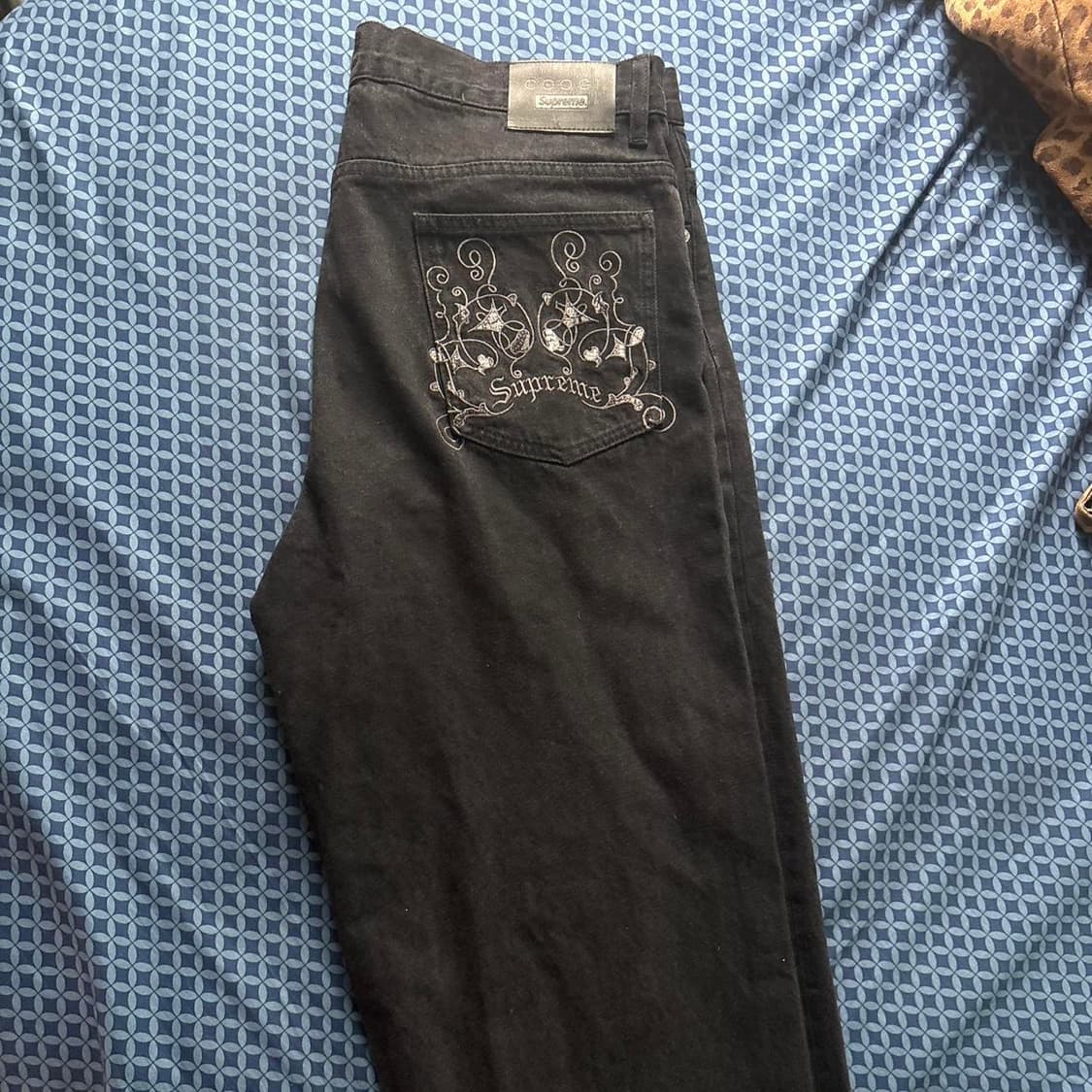 슈프림 x 쿠지 엠브로이더드 루즈 핏 진 블랙 상품이미지1