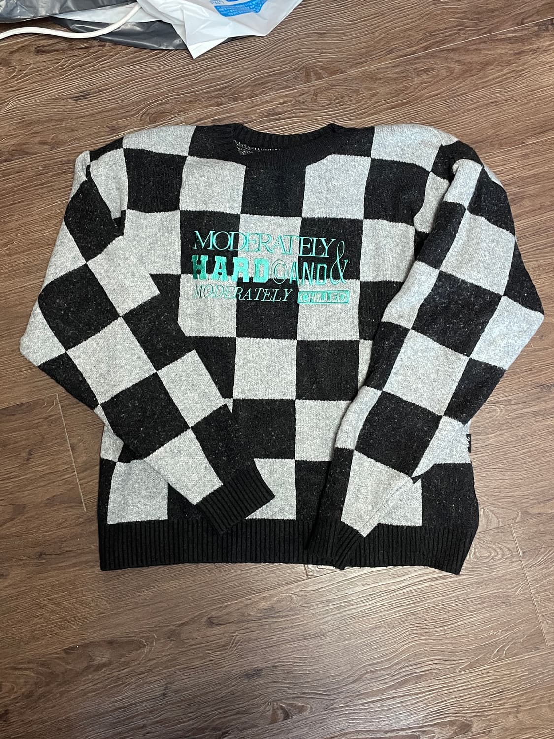 자수 포인트 체커보드 니트 - 블랙 상품이미지2