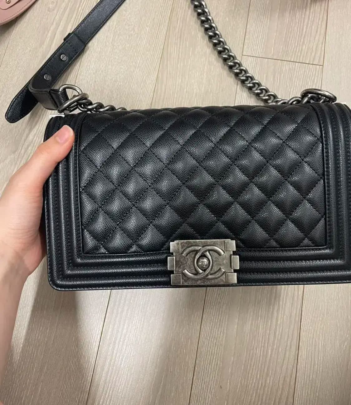 [새 상품급] 샤넬 보이백 캐비어 미디움 블랙은장 상품이미지1