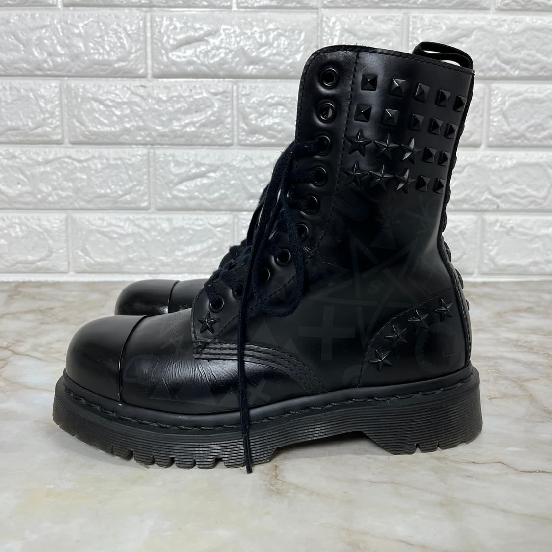 닥터마틴 1490 스터드 토널 스틸토 230 상품이미지3