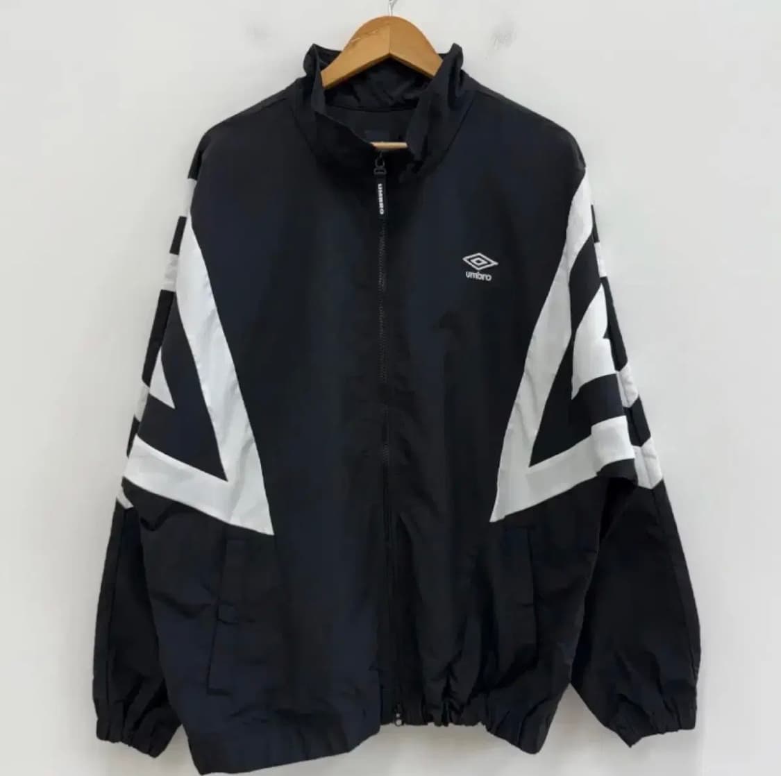 엄브로 헤리티지 웜업 상품이미지1