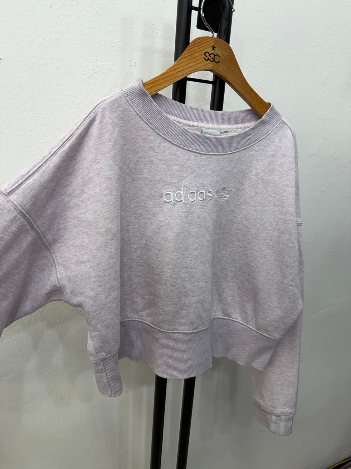 정품) 아디다스 여성 오버핏 크롭 라벤더 맨투맨 M 상품이미지2