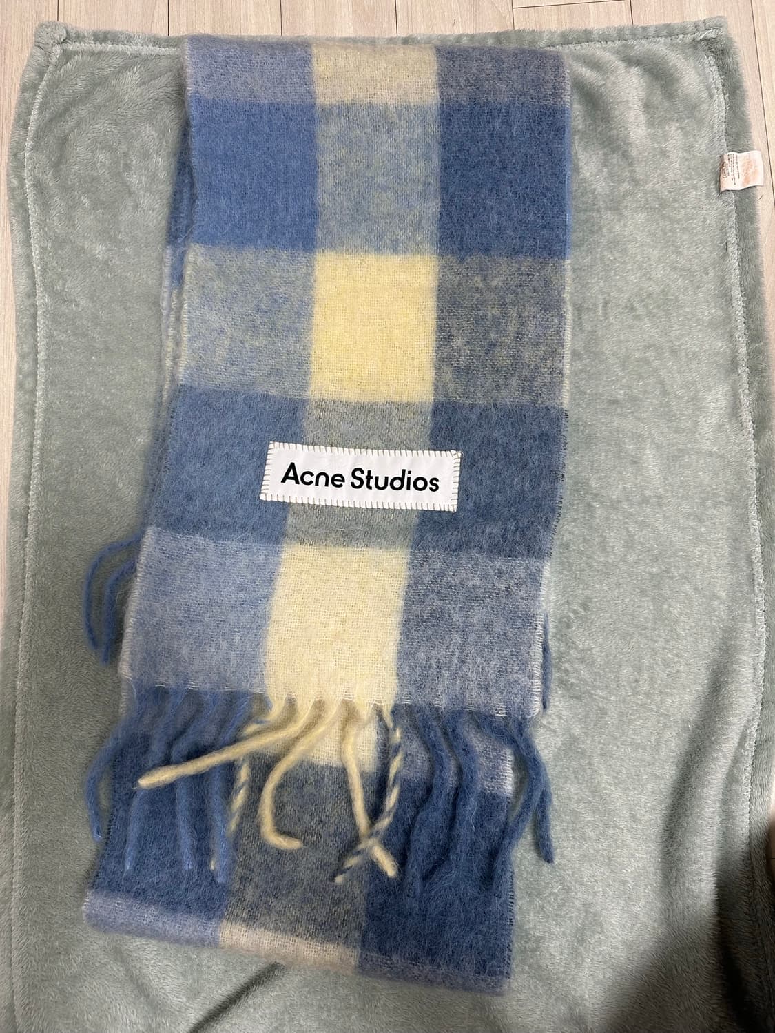 아크네 스튜디오 모헤어 체크 머플러 라이트 블루 화이트 상품이미지3