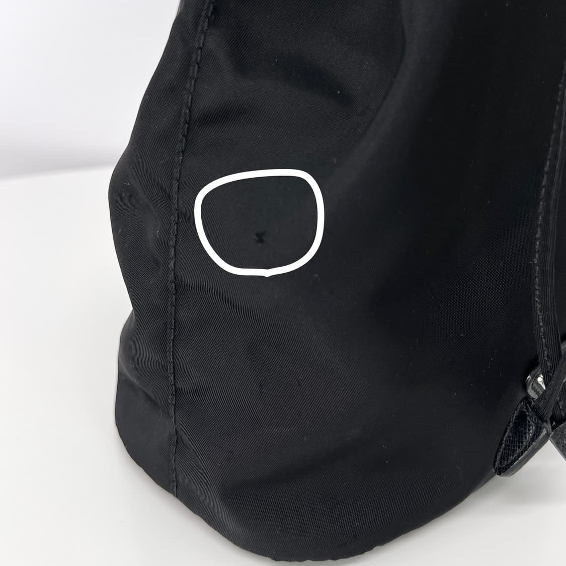 프라다 나일론 삼각로고 버킷 파우치 블랙 상품이미지8