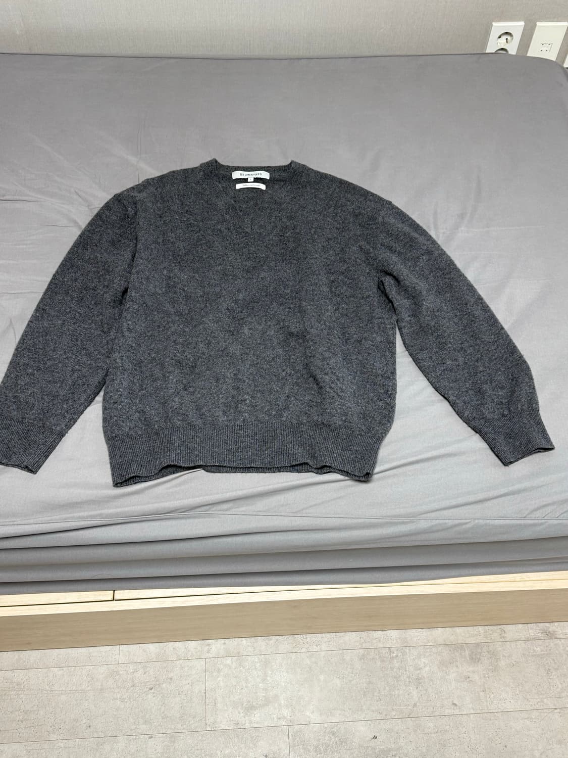 [4]브라운야드 v넥니트 차콜 상품이미지2