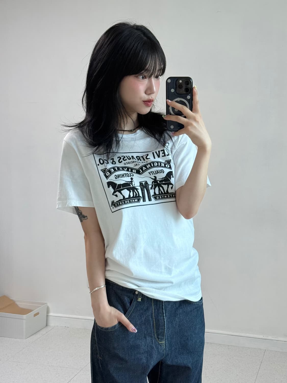 리바이스 화이트 블랙 티셔츠 상품이미지3