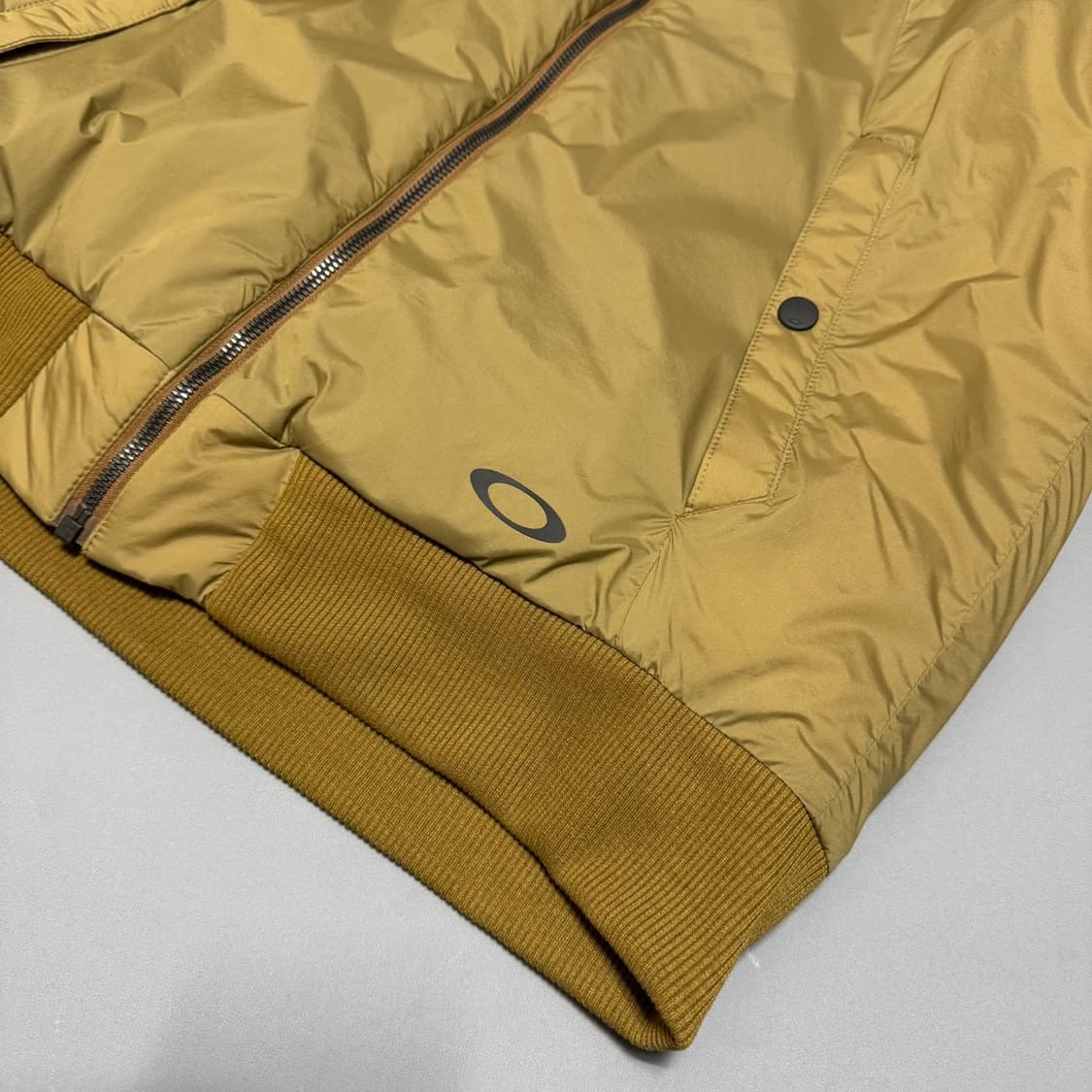 오클리(OAKLEY) 베이지컬러 서클로고 나일론 인슐레이션 블루종 자켓 상품이미지5