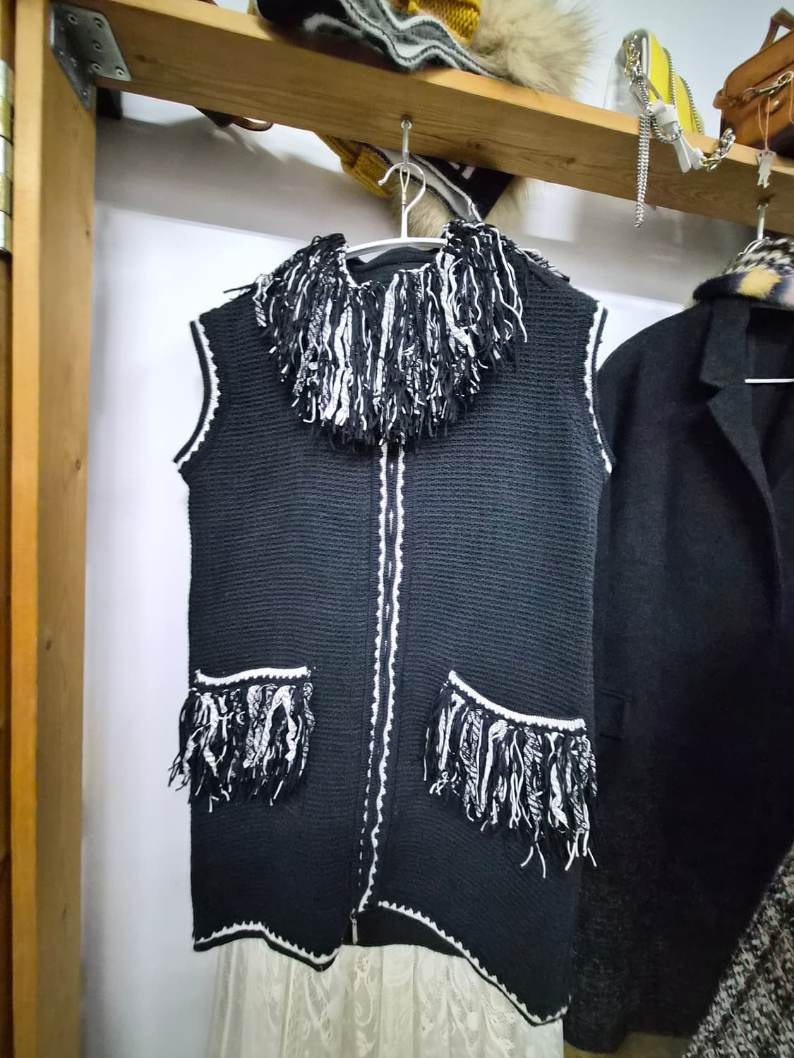 수입 레터링 태슬 니트 집업 베스트아우터. 레이스 샤스커트 상품이미지6