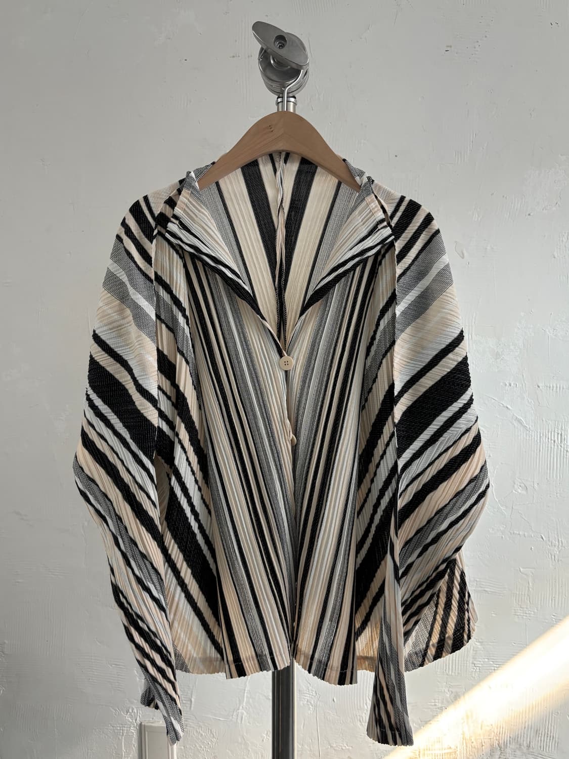 Pleats Please 플리츠플리즈 베이지 블랙 스트라이프 플리츠 자켓 상품이미지3