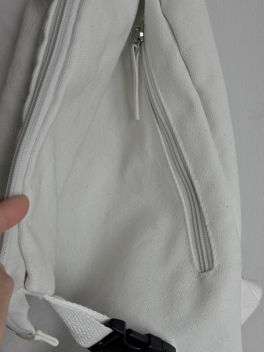 루즈한 스타일의 화이트 캔버스백팩 상품이미지8