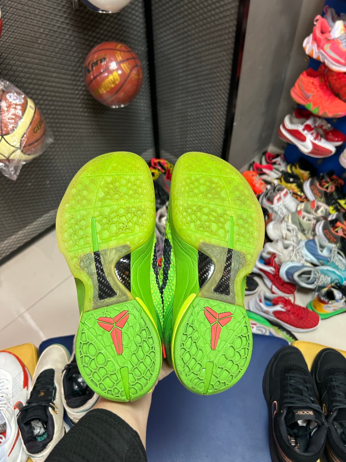 코비 6 그린치 상품이미지4