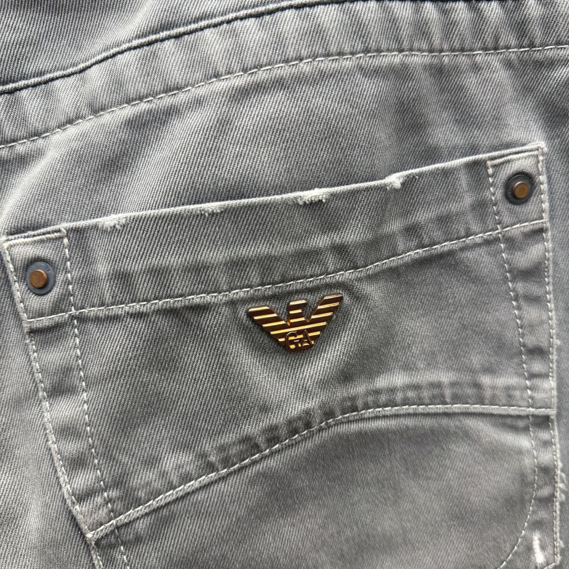 아르마니 진스 데님 팬츠 골드 로고 패치 백 워치 포켓 디테일 그레이 상품이미지6