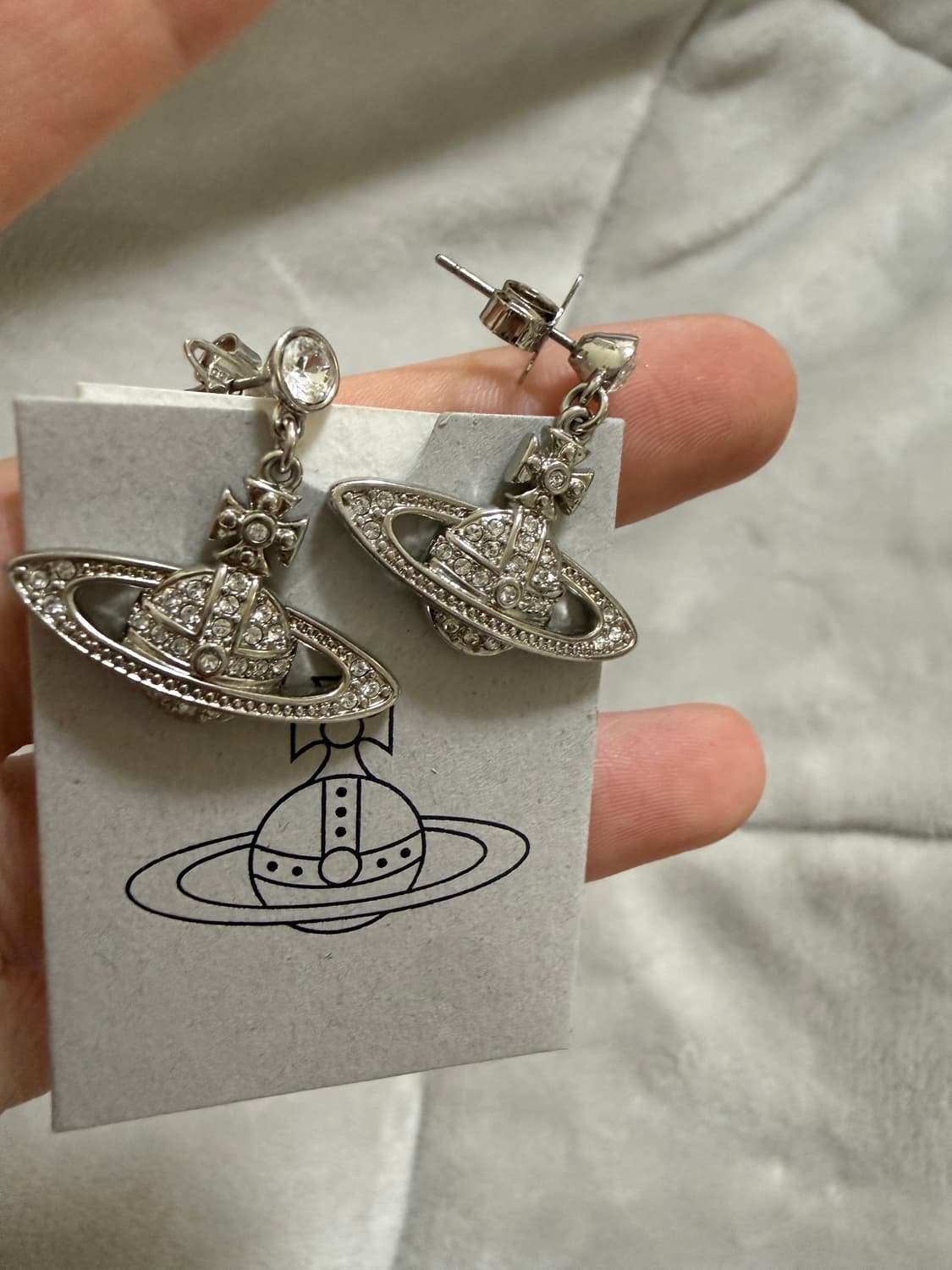 비비안 웨스트우드 미니 바스 릴리프 드롭 이어링 실버 귀걸이 상품이미지1