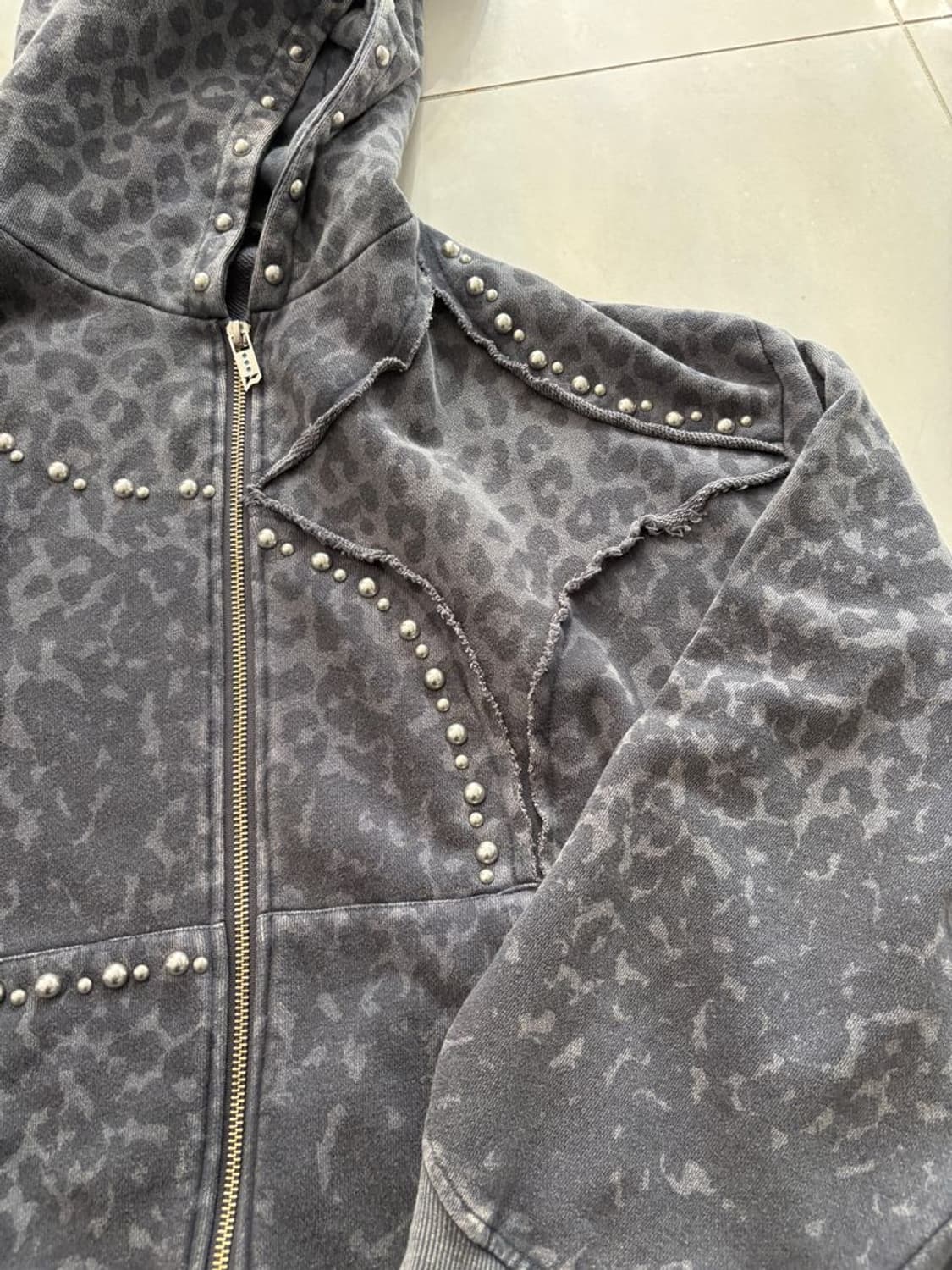 STUD BLEACH LEOPARD ZIP HOODIE 상품이미지4