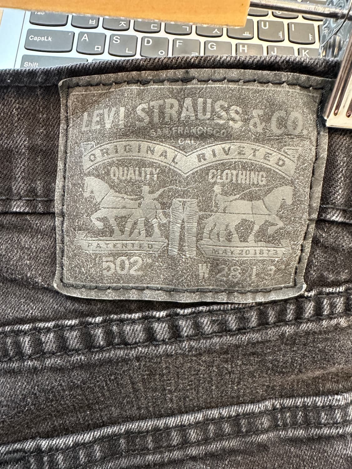 28) 리바이스 502 흑청 워싱 스판 슬림핏 청바지 상품이미지3