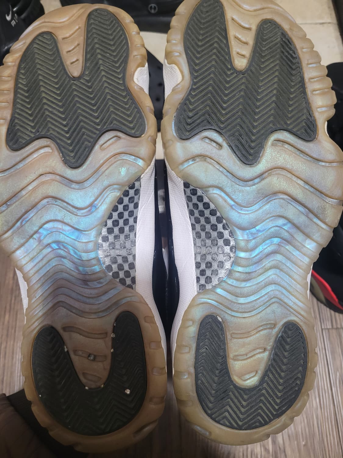 조던11 레트로 로우 이리디센트 상품이미지3