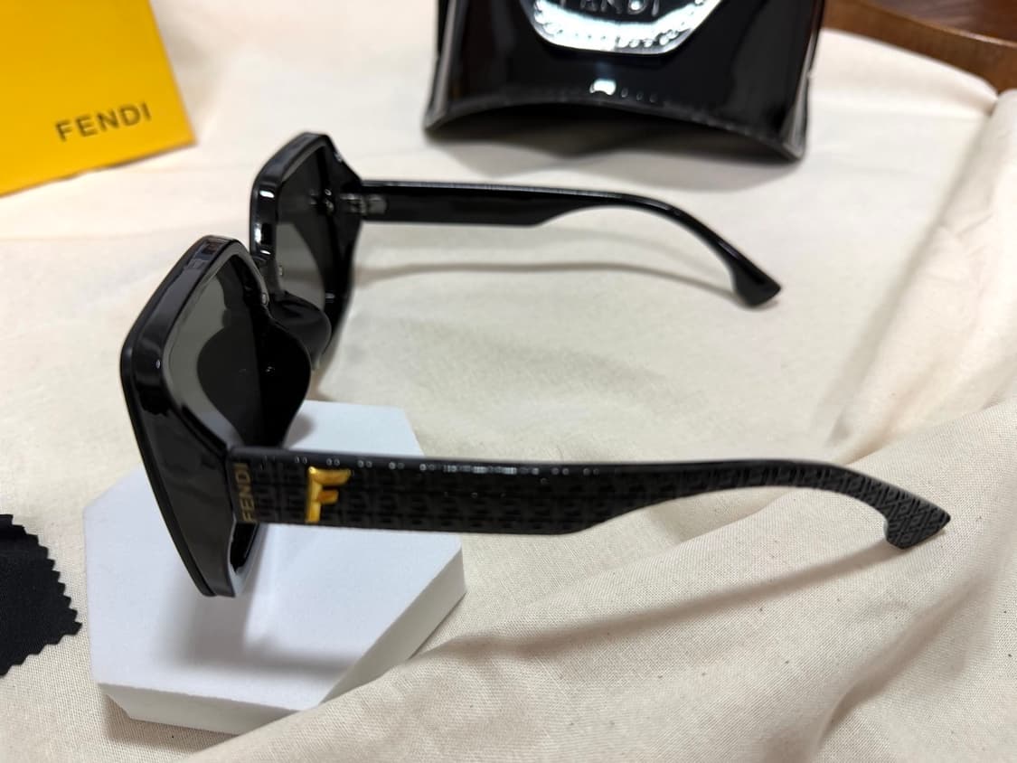 팬디 오버사이즈 스퀘어 블랙 선글라스 상품이미지3