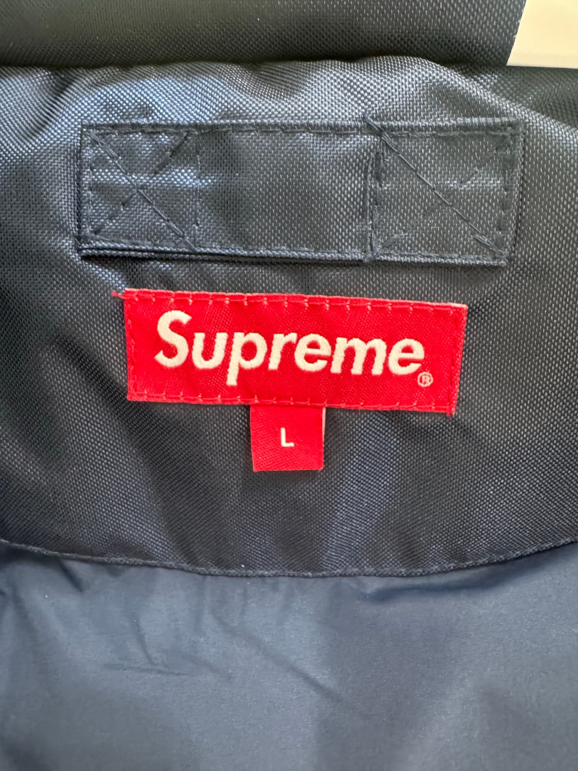 슈프림 스트라이프 퍼퍼 자켓 네이비 - 23SS 상품이미지3